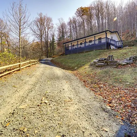 Pet-Friendly Spruce Pine Cabin With Private Fire Pit